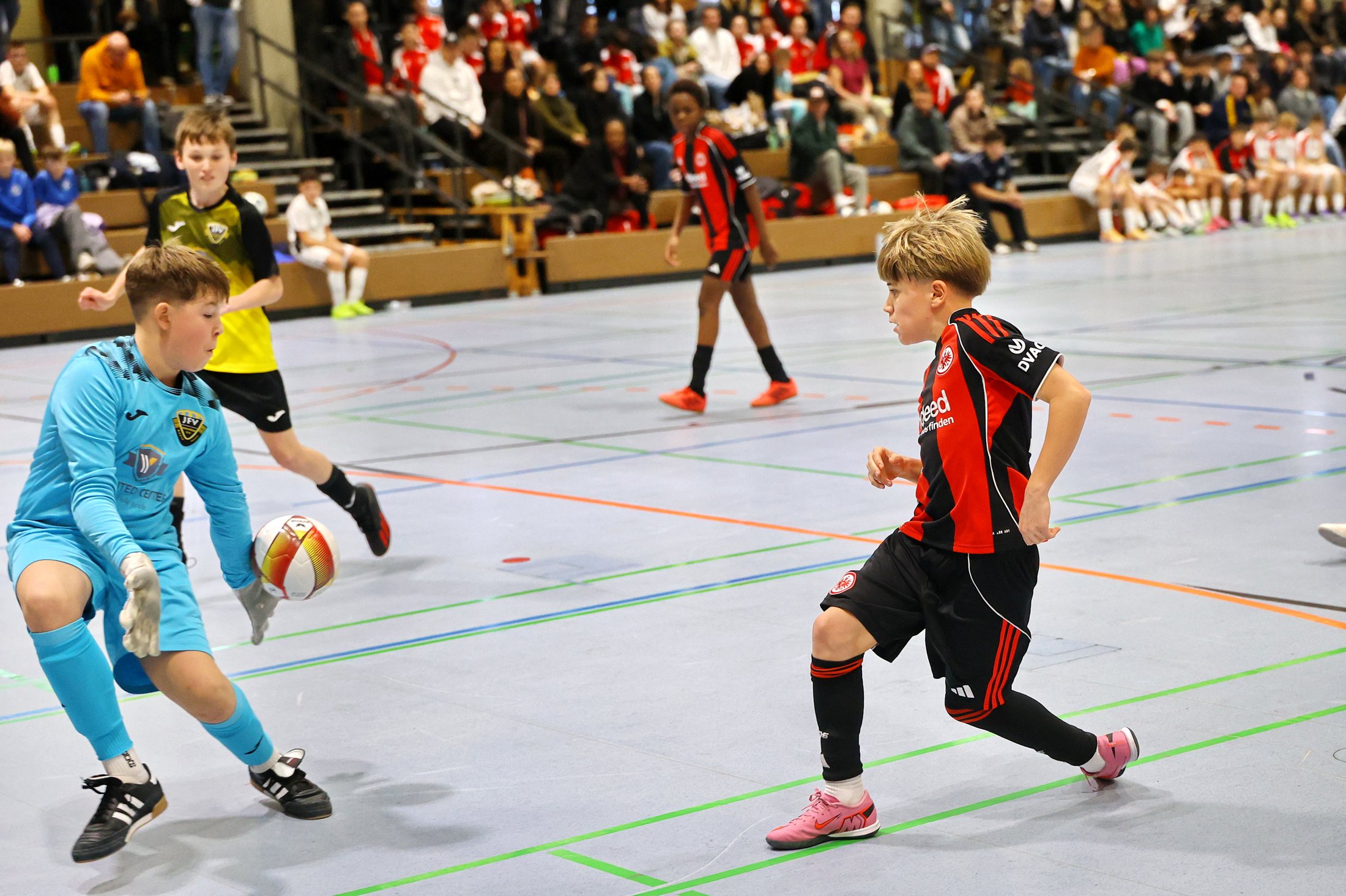 Jugendspieler im Zweikampf beim Hallencup 2025